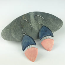Load image into Gallery viewer, Deco Earrings Pointy in Pink and Black
